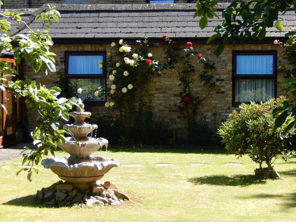 Cottage Guest House Ґіллінґдон Екстер'єр фото